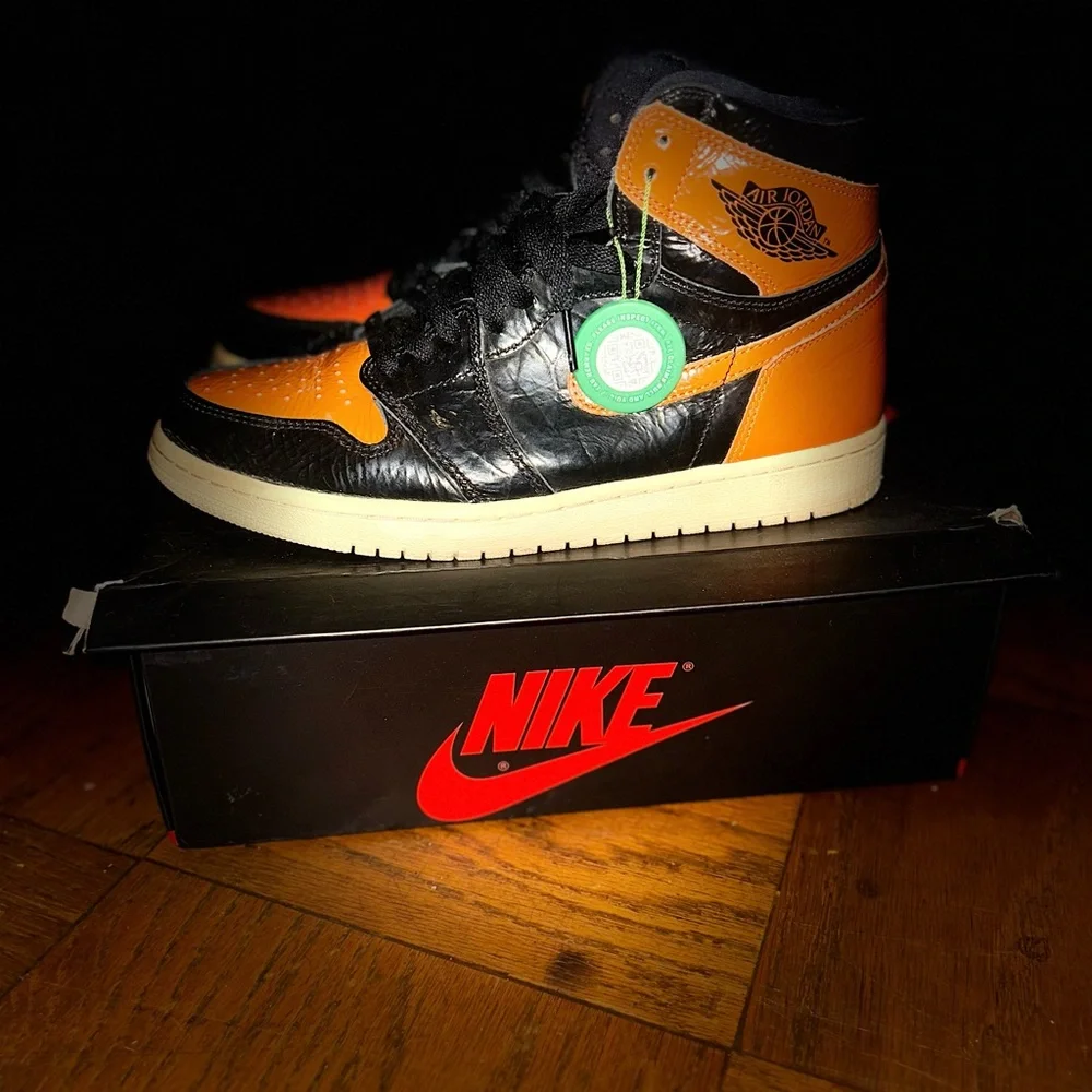 2019
Air Jordan 1 Retro High OG 'Shattered Backboard 3.0 - Picture 2 of 3